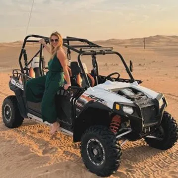 dune-buggy-dubai-4-seater-one-tourist-girl